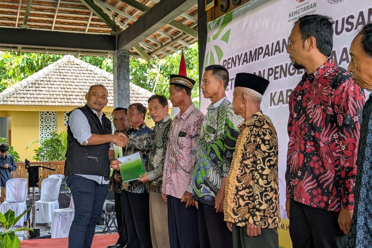 Dishut Jatim serahkan SK Pengelolaan Perhutanan Sosial 24 Pokmas Ngawi