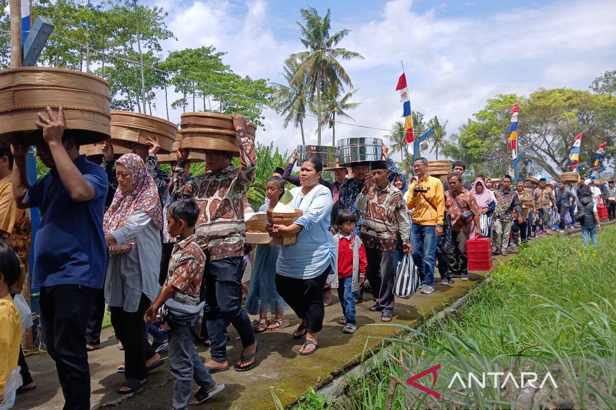 Tradisi nyadran  Demangan makanan tanpa dicicipi