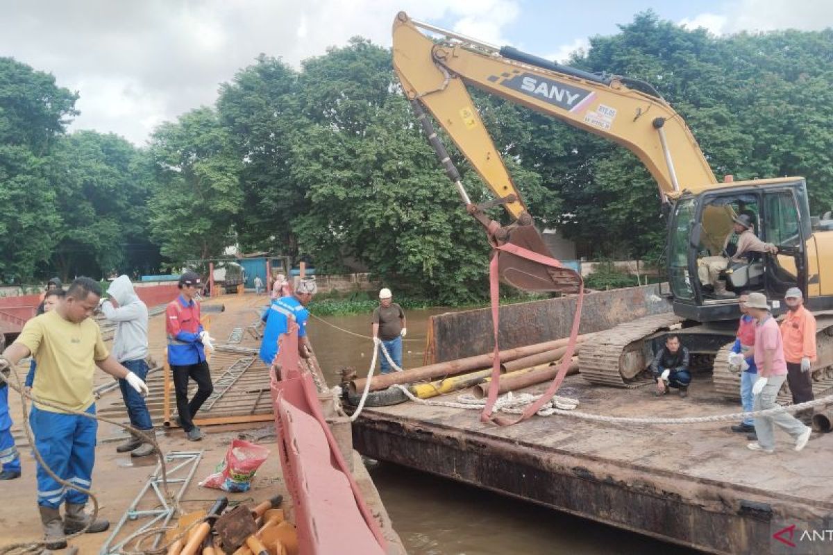 Panitia Cap Go Meh buat jembatan ponton untuk akses ke Pulau Kemaro