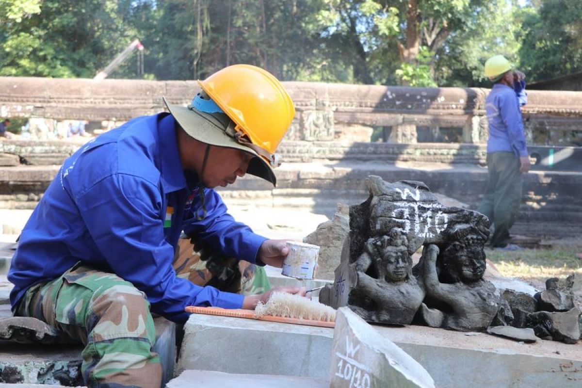 Tim arkeolog restorasi galeri pada kuil di Taman Angkor Kamboja