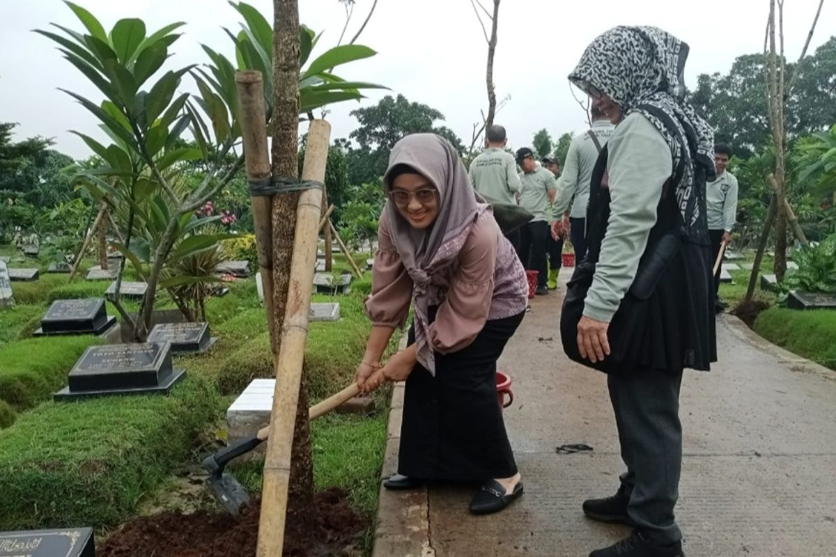 Tamhut Jakbar kembali tanam pohon di TPU Joglo Zona 8 Kembangan Jakbar