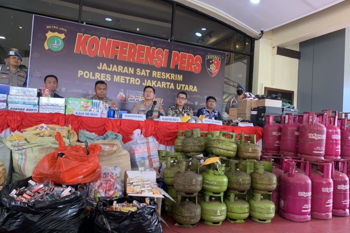 Polisi ungkap penjualan makanan impor ilegal di Jakarta Utara