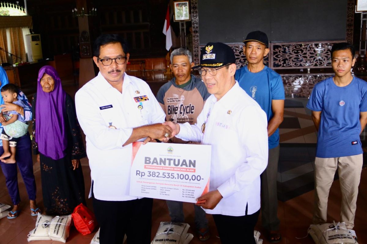 Pemprov Jateng salurkan bantuan korban banjir di Kudus Rp382,53 juta