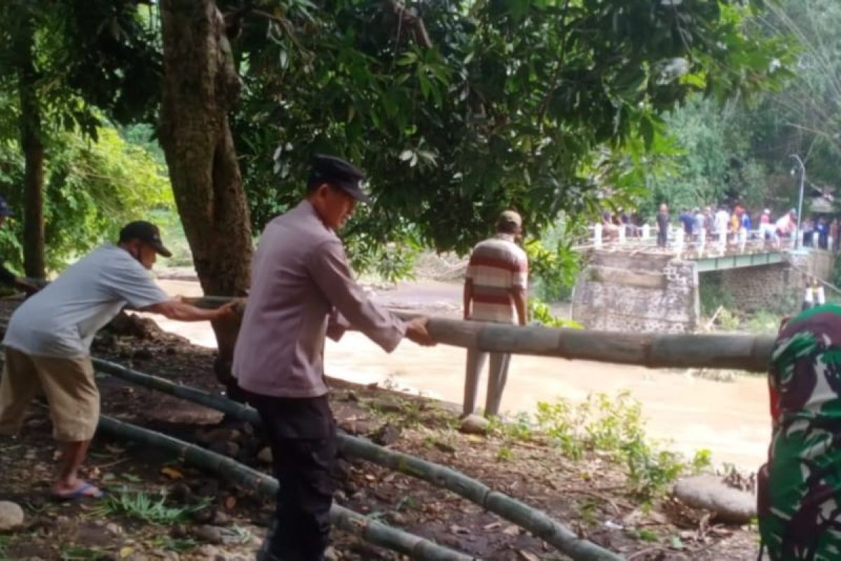 TNI-Polri bersama warga bersihkan sisa material banjir Probolinggo