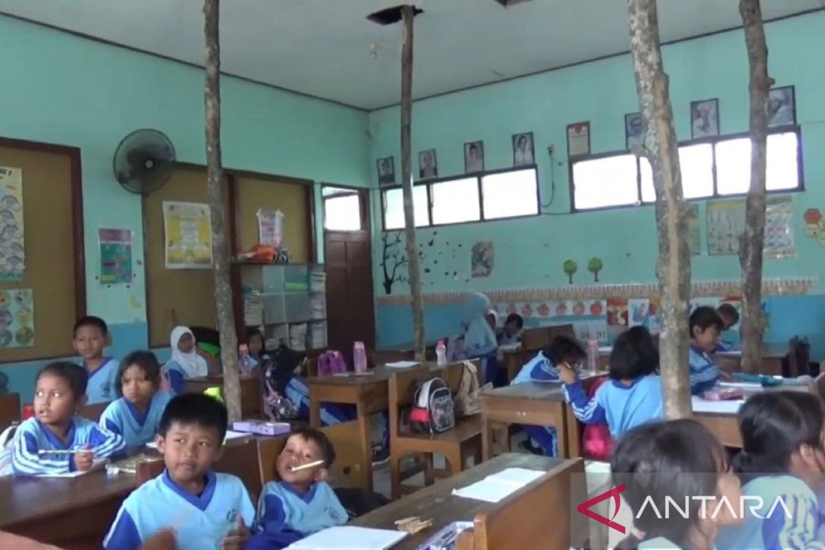 Siswa SDN 3 Ngawi belajar di perpustakaan karena atap kelas rusak