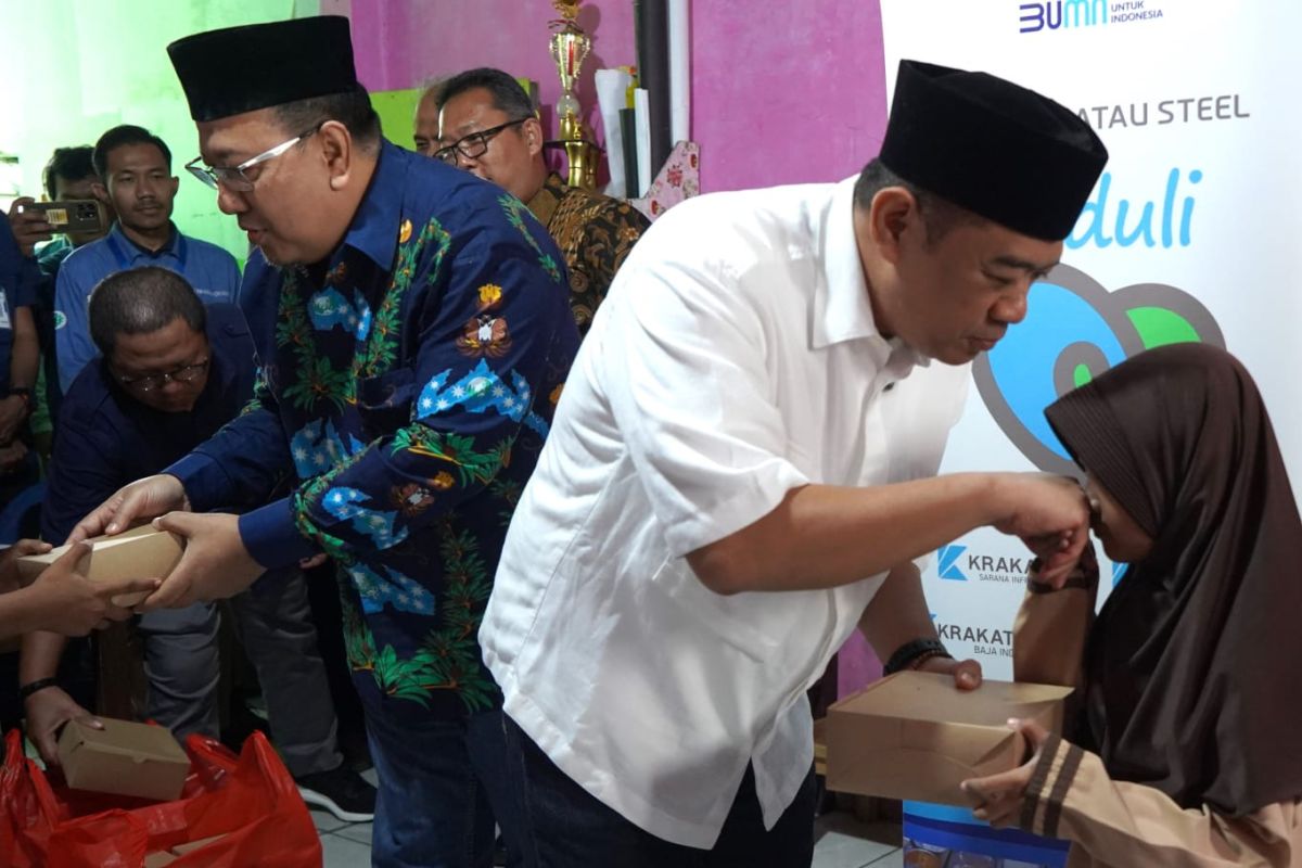 Krakatau Steel salurkan bantuan makanan bergizi bagi siswa di Cilegon