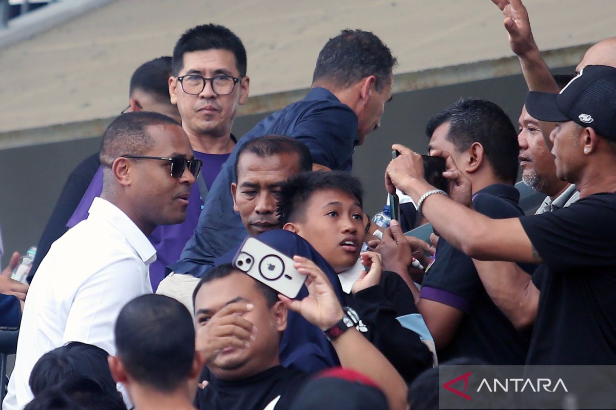 Pelatih Timnas Indonesia Patrick Kluivert menonton pertandingan Liga 1 di Tangerang