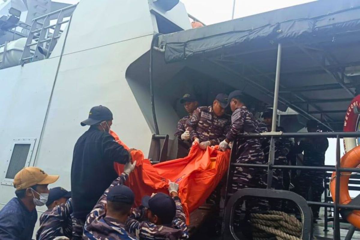 TNI AL evakuasi jenazah jurnalis yang alami laka laut di Maluku Utara