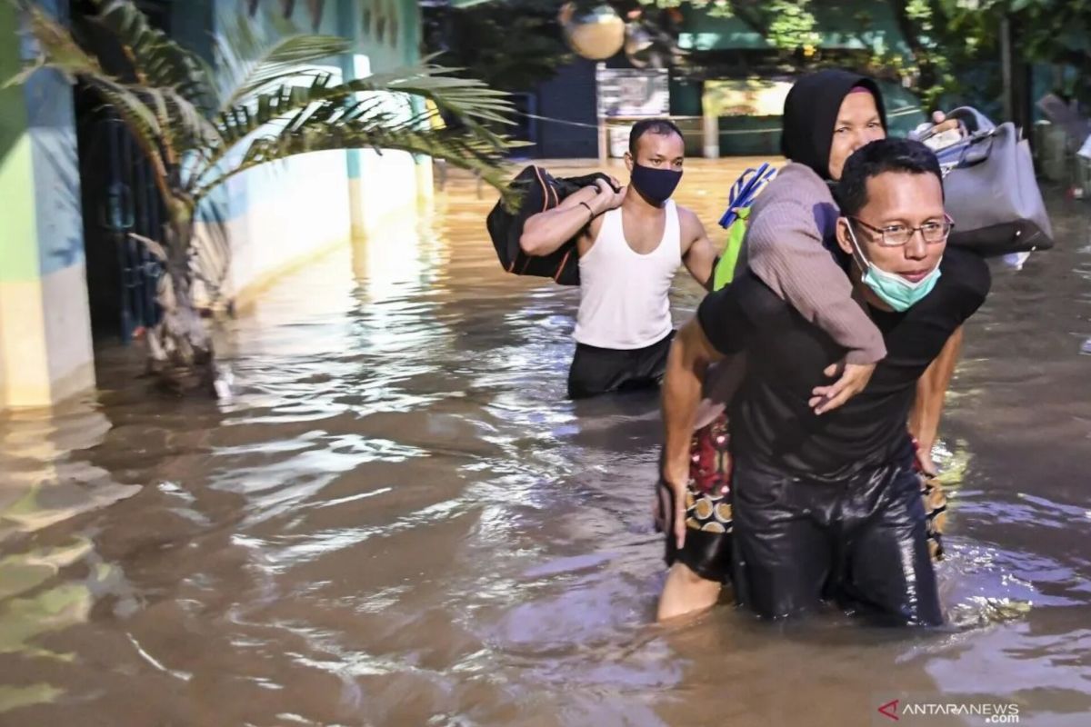 Ratusan warga mengungsi di mushalla dan rusunawa akibat banjir