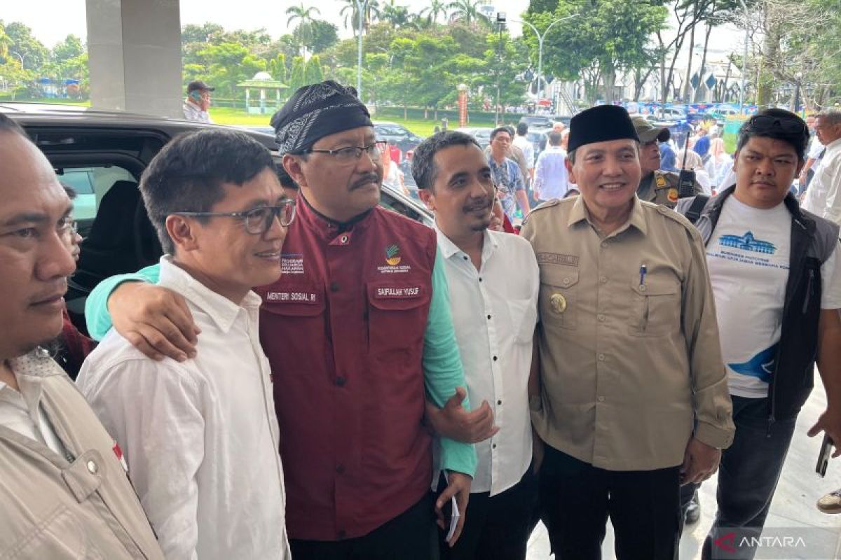 Tanggapi isu reshuffle, Mensos ajak kabinet Prabowo tetap satu barisan