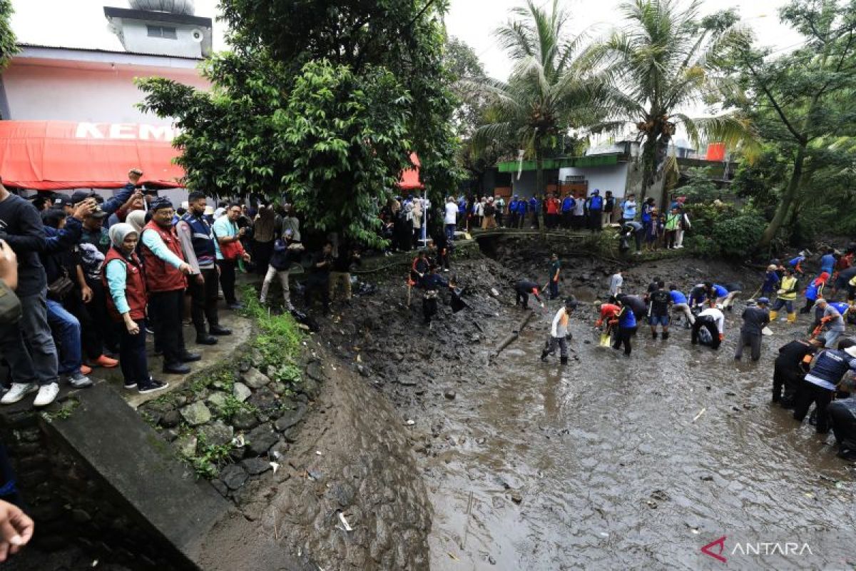 Mensos ajak warga peduli lingkungan dengan bersihkan sungai di Bogor