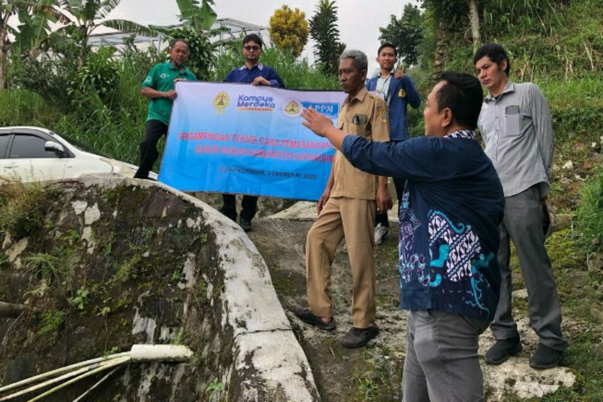 Tim PkM USM kawal teknis pemasangan bronjong di Dusun Sukuh