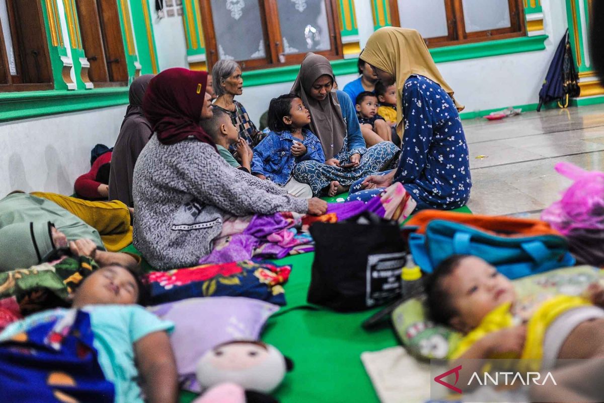 Ratusan warga terpaksa mengungsi akibat banjir di Banten