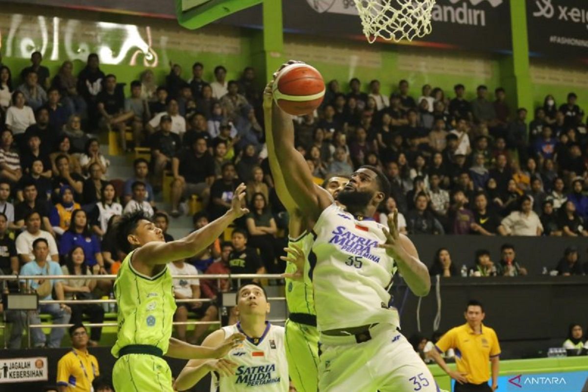 Bram merusak debut A.J Bramah di GOR Pacific Surabaya