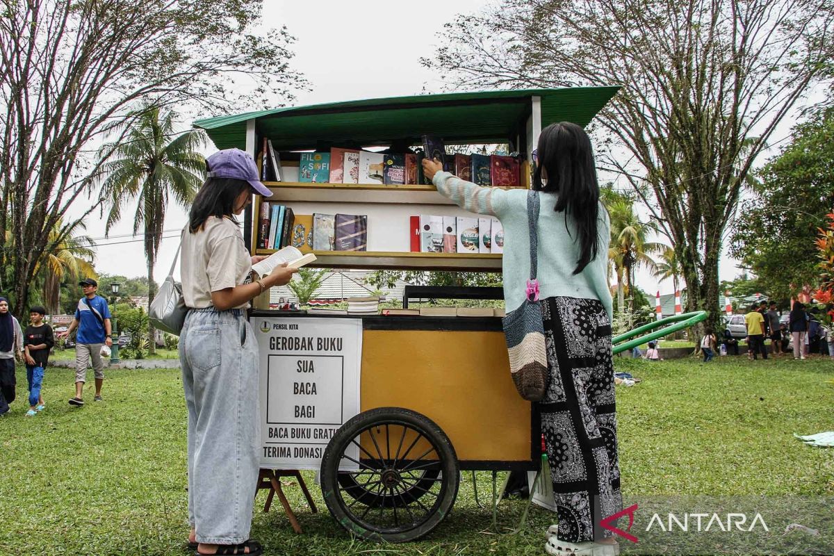 Gerobak buku keliling jadi cara unik membangkitkan minat baca