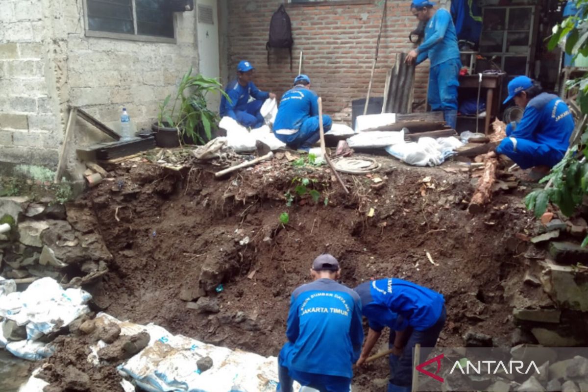 Jaktim perbaiki jembatan rusak dan turap ambrol di Batu Ampar