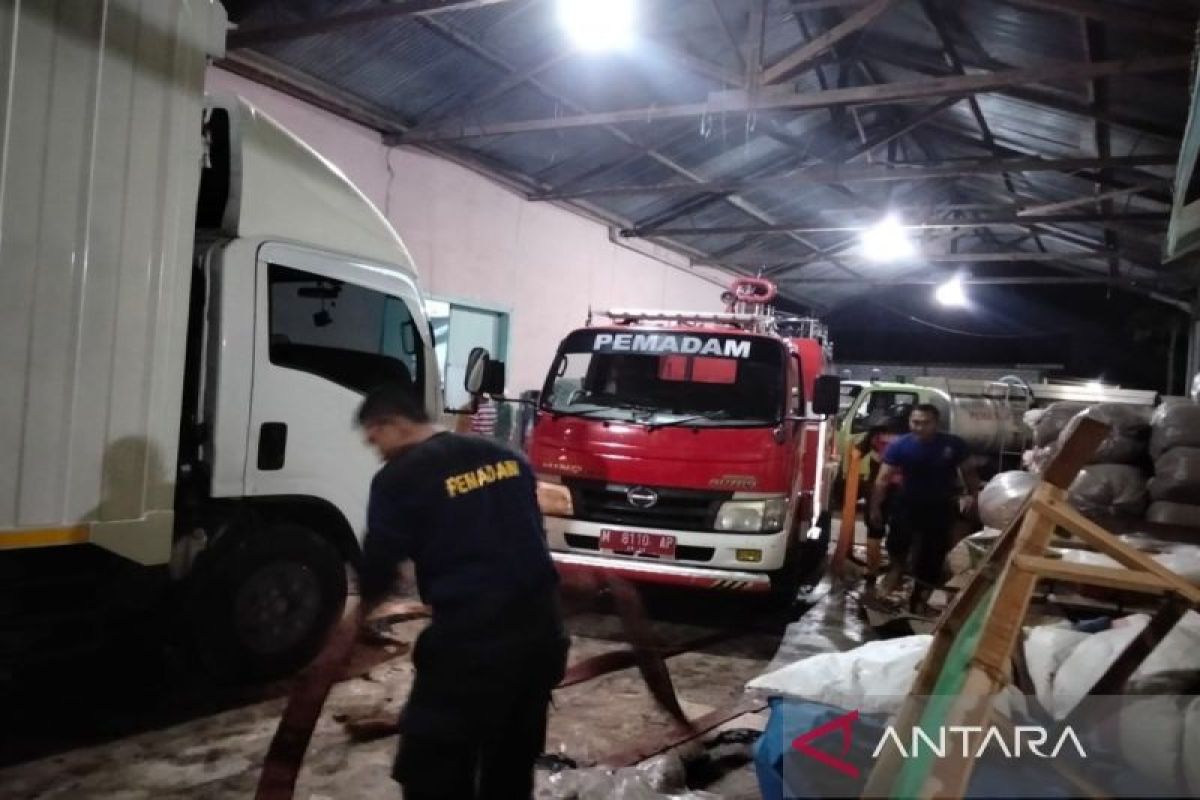 Tim gabungan padamkan kebakaran gudang tembakau di Pamekasan