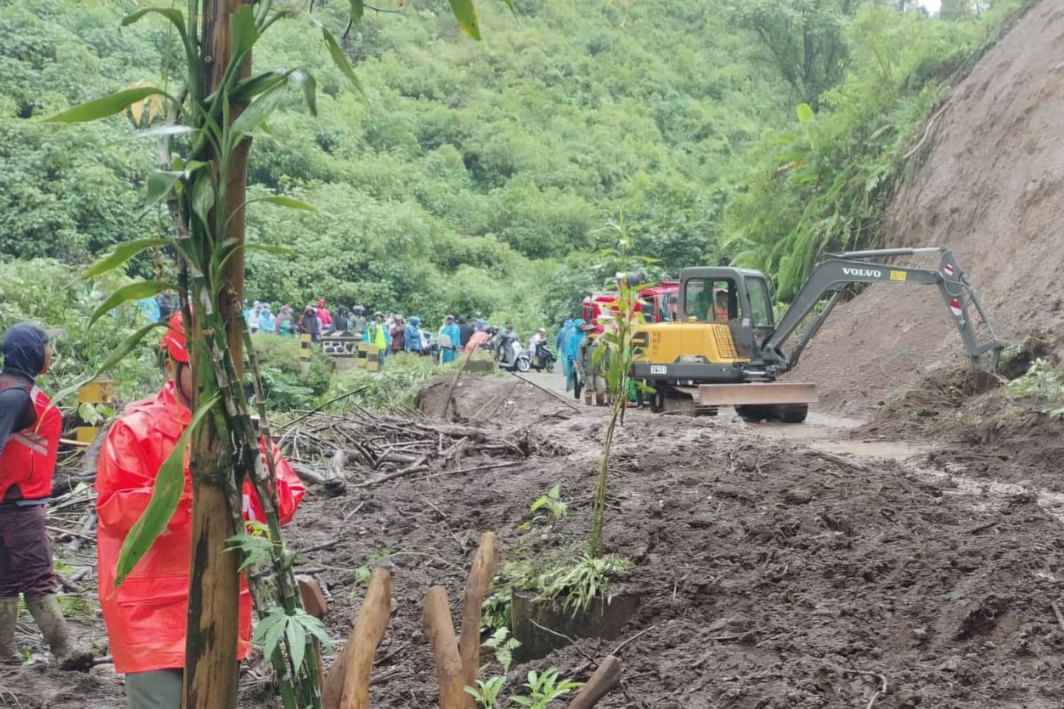 Jalur akses menuju Bromo via Malang putus akibat longsor