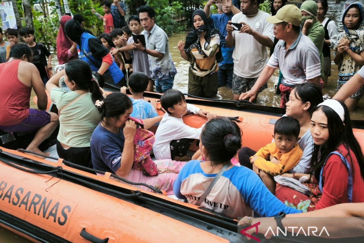 Puluhan warga dievakuasi akibat banjir di Lombok Barat