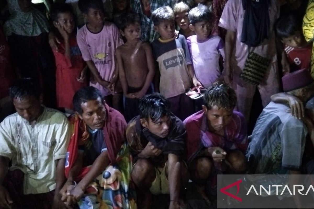 Perahu berisi delapan penumpang terbalik di Pulau Sangiang Bima