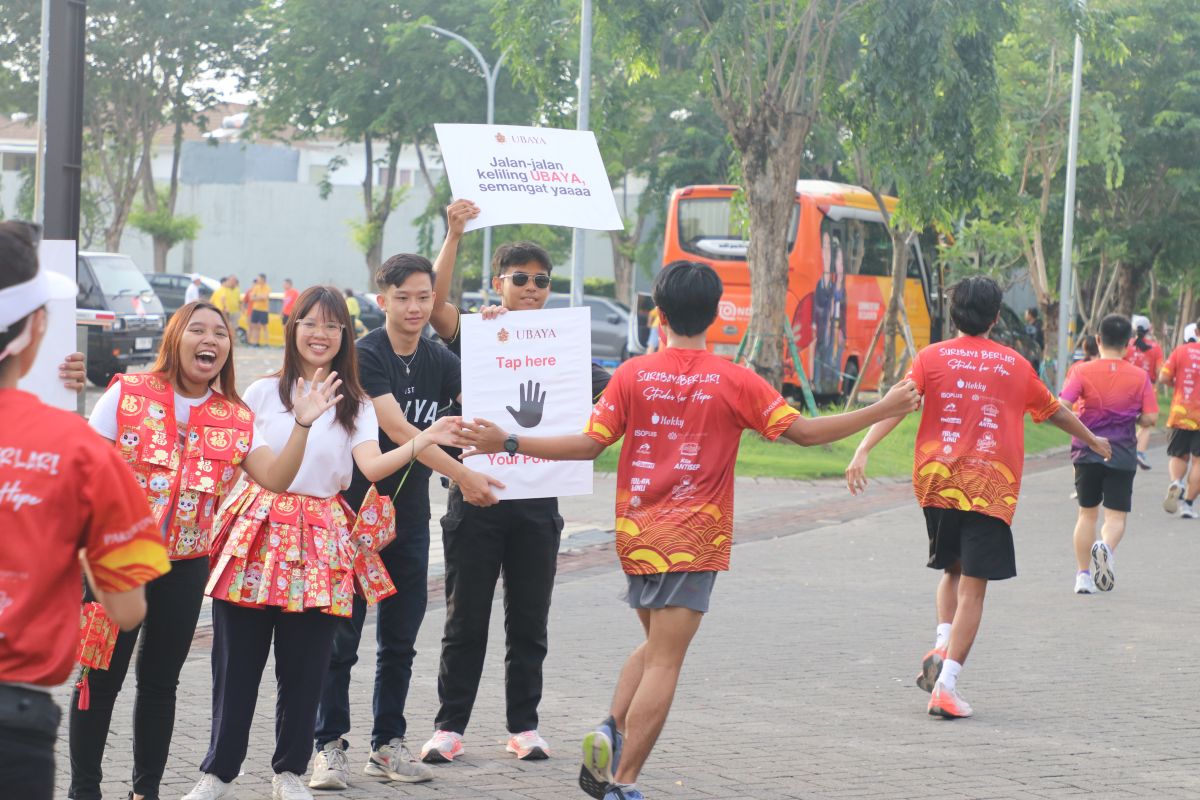 BEM Ubaya tampilkan kostum dari Angpao saat Sincia Run 2025