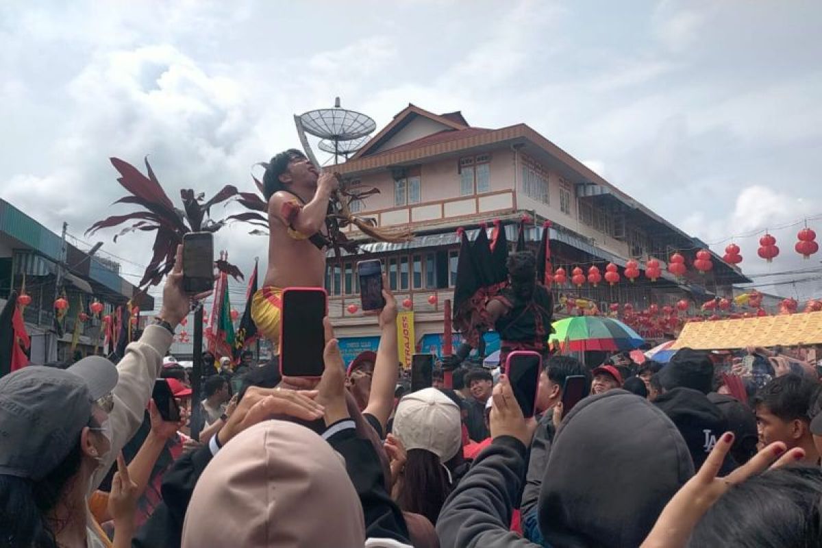 Wisatawan terpukau atraksi Tatung Singkawang  ritual cuci jalan