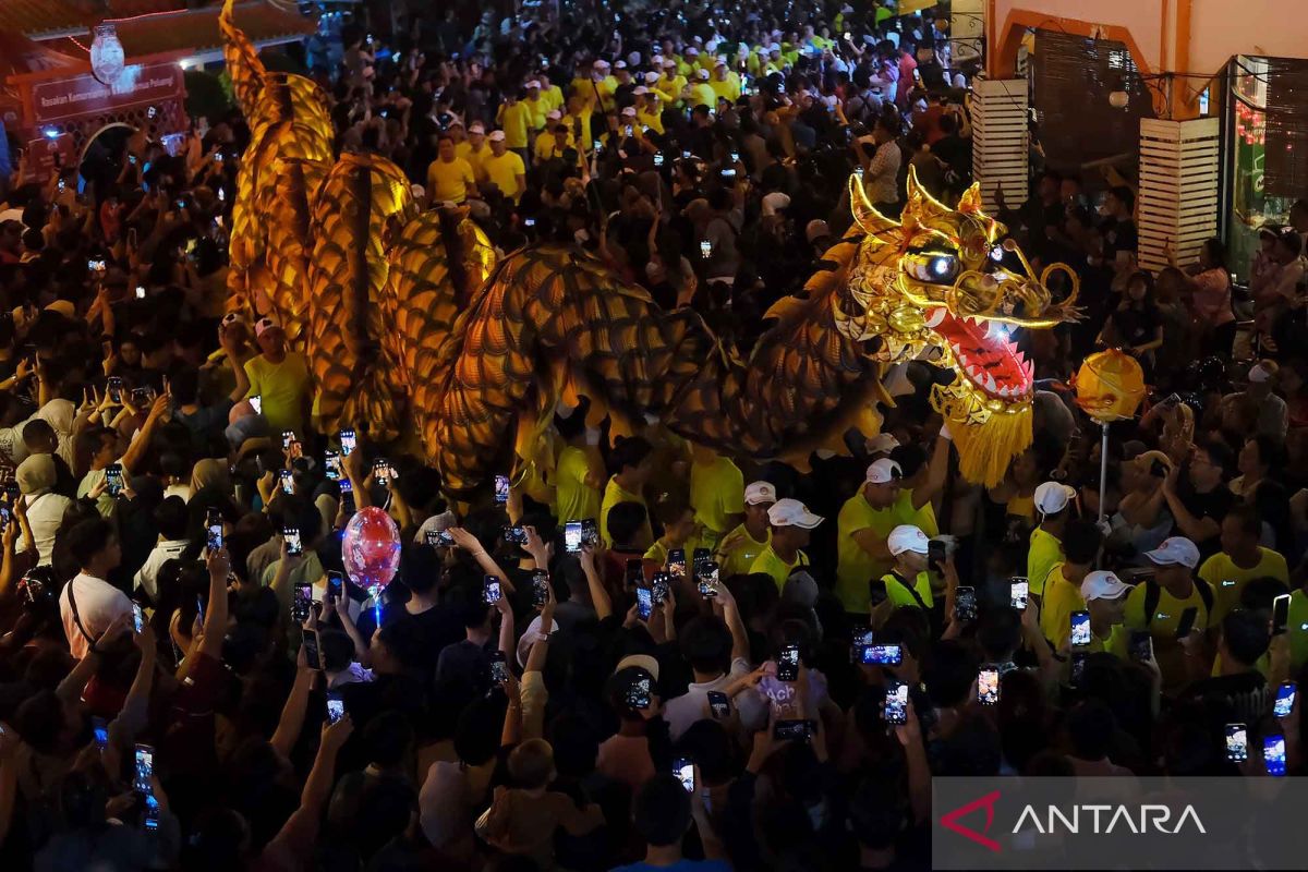 Pawai lampion meriahkan perayaan Cap Go Meh di Singkawang