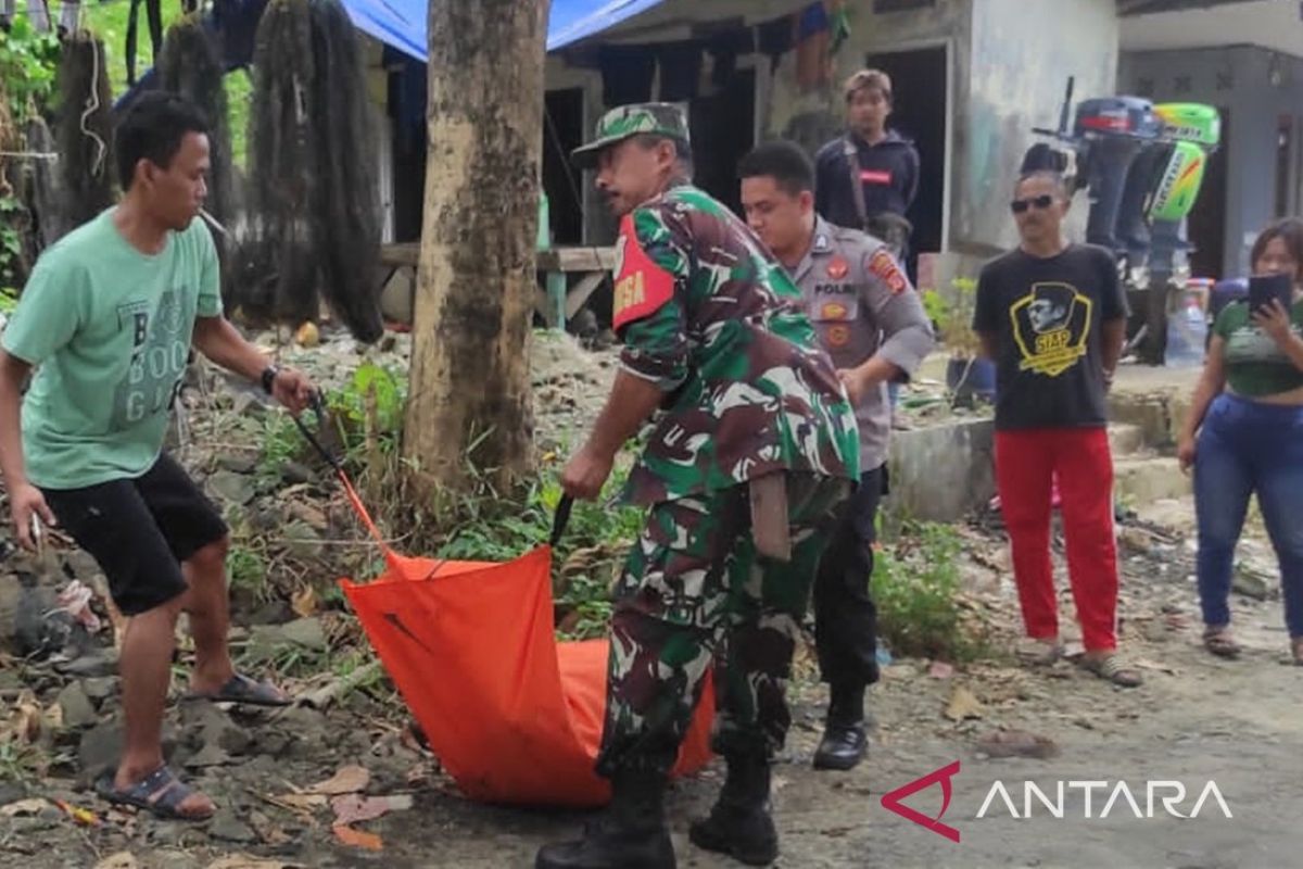 Nelayan temukan jasad pria berkaos loreng TNI di Pantai Minajaya