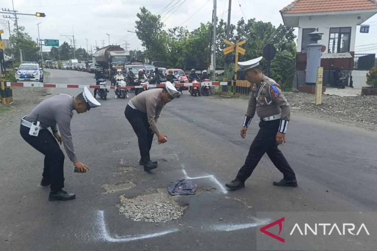 Cegah kecelakaan, Satlantas Polres Mojokerto Kota tandai jalan berlubang