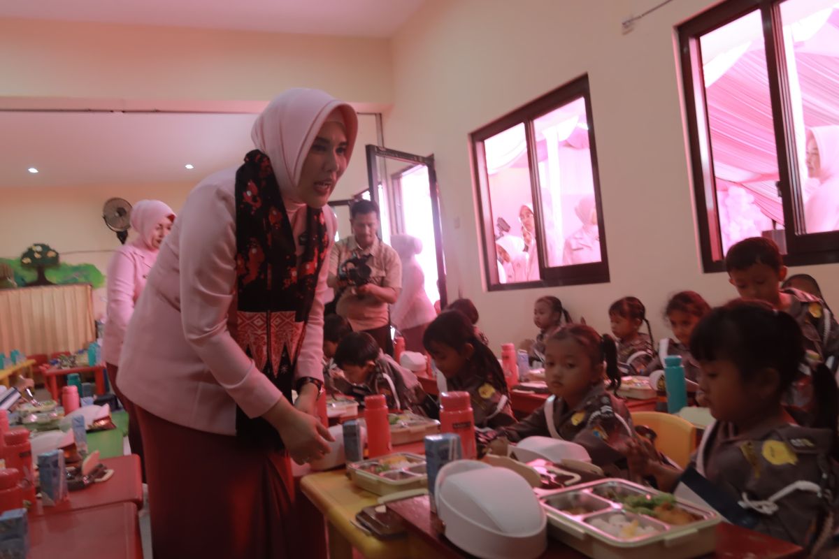 YKB Jatim bagikan makanan bergizi untuk anak di Blitar