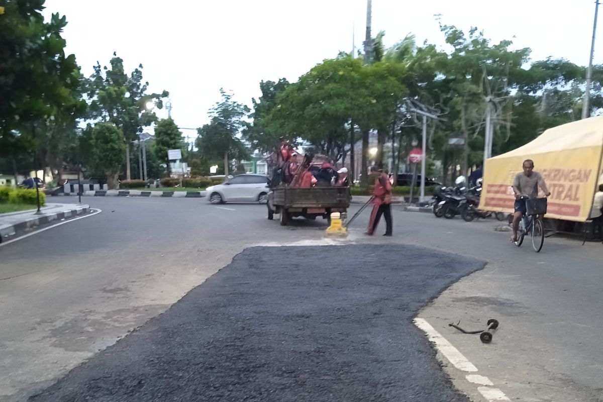 Pemkot Semarang perbaiki jalan terdampak banjir