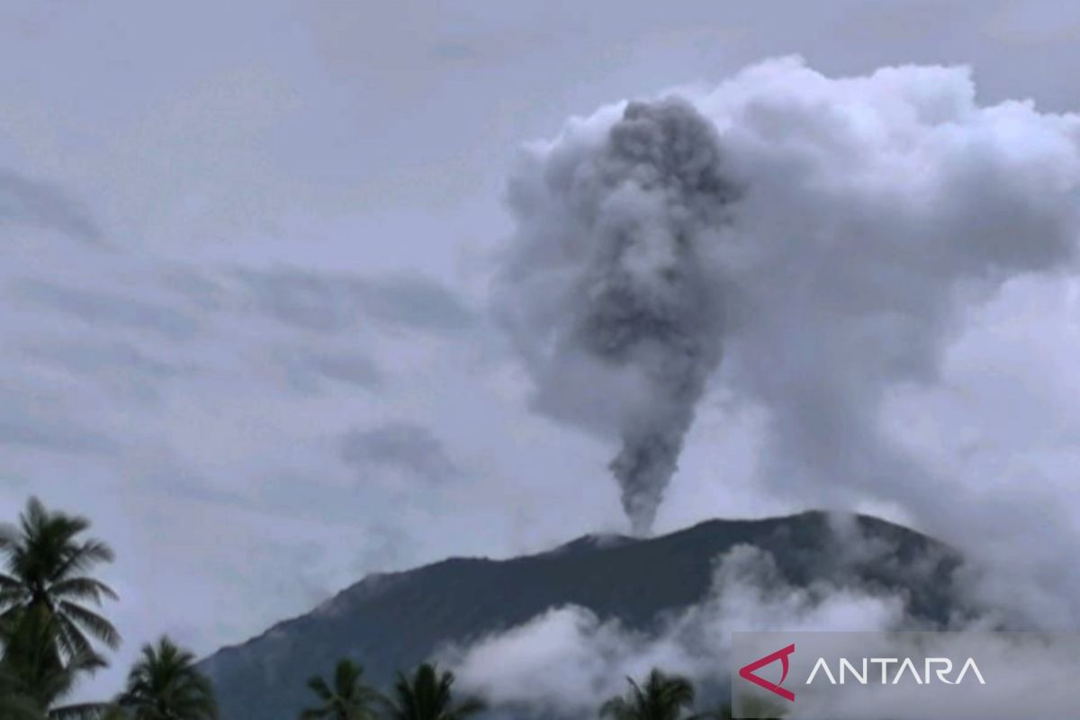 Gunung Ibu masih Siaga setelah erupsi beruntun sepanjang Rabu