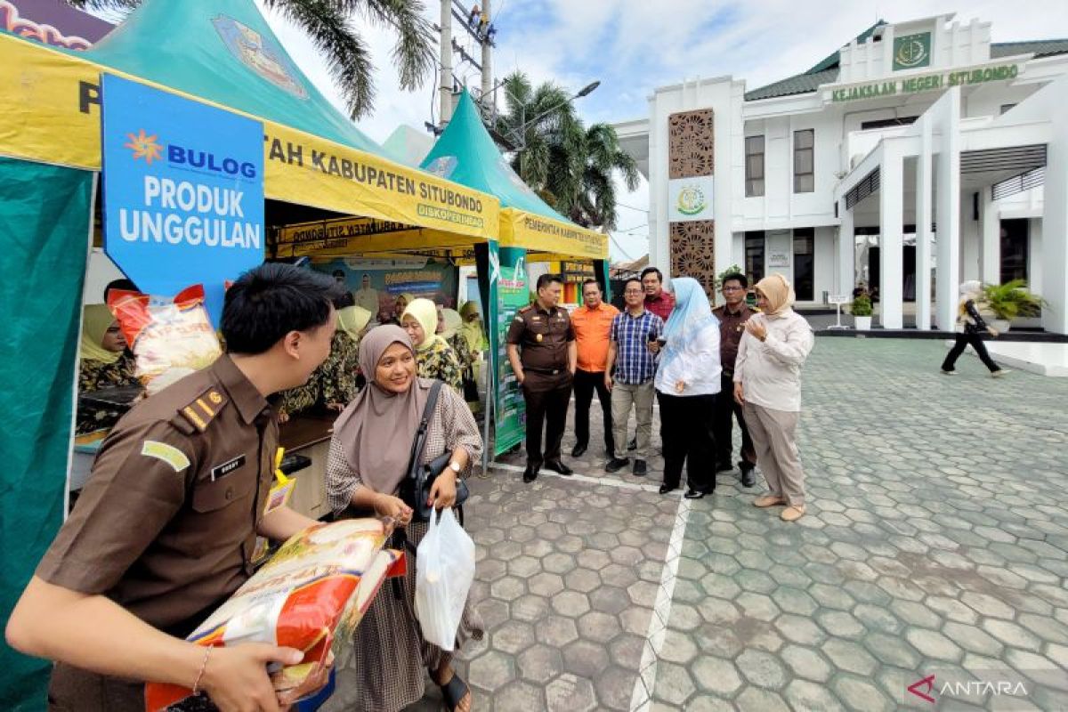 Kendalikan inflasi, Kejaksaan Situbondo gelar pasar murah