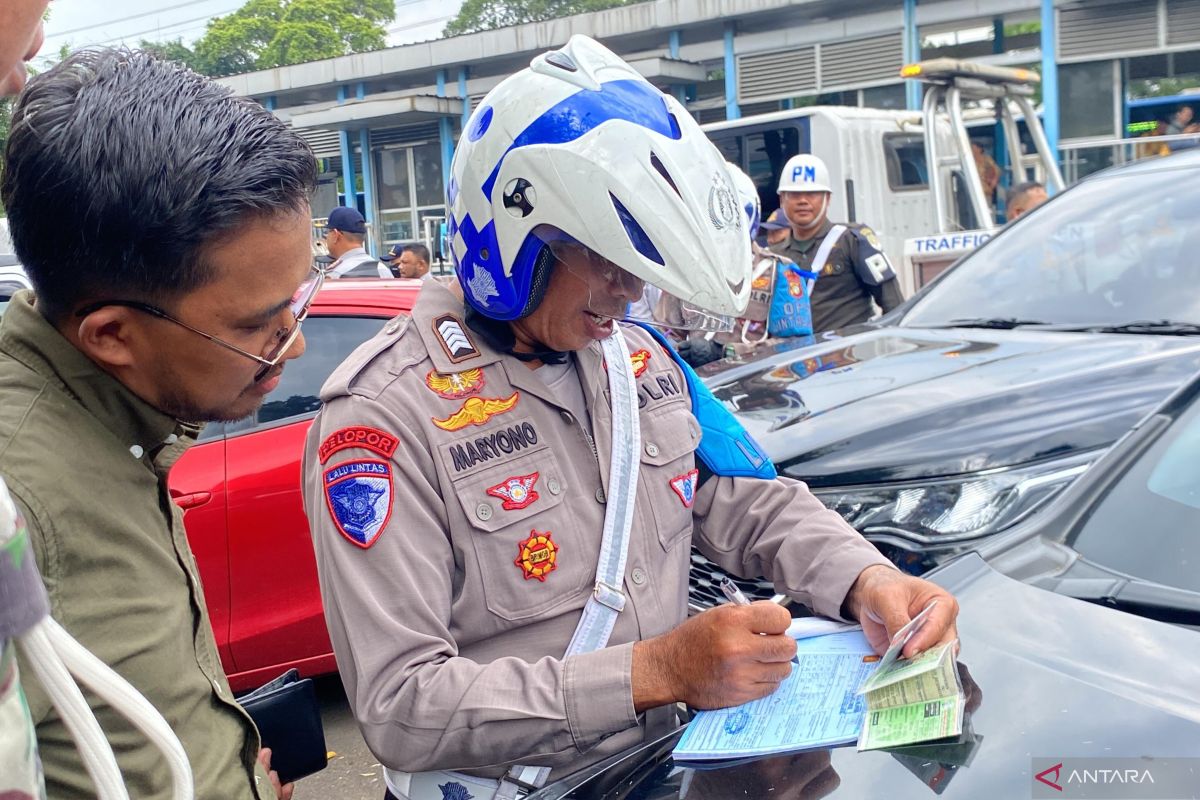 Pemkot Jaktim kerahkan 65 personel untuk tertibkan parkir liar