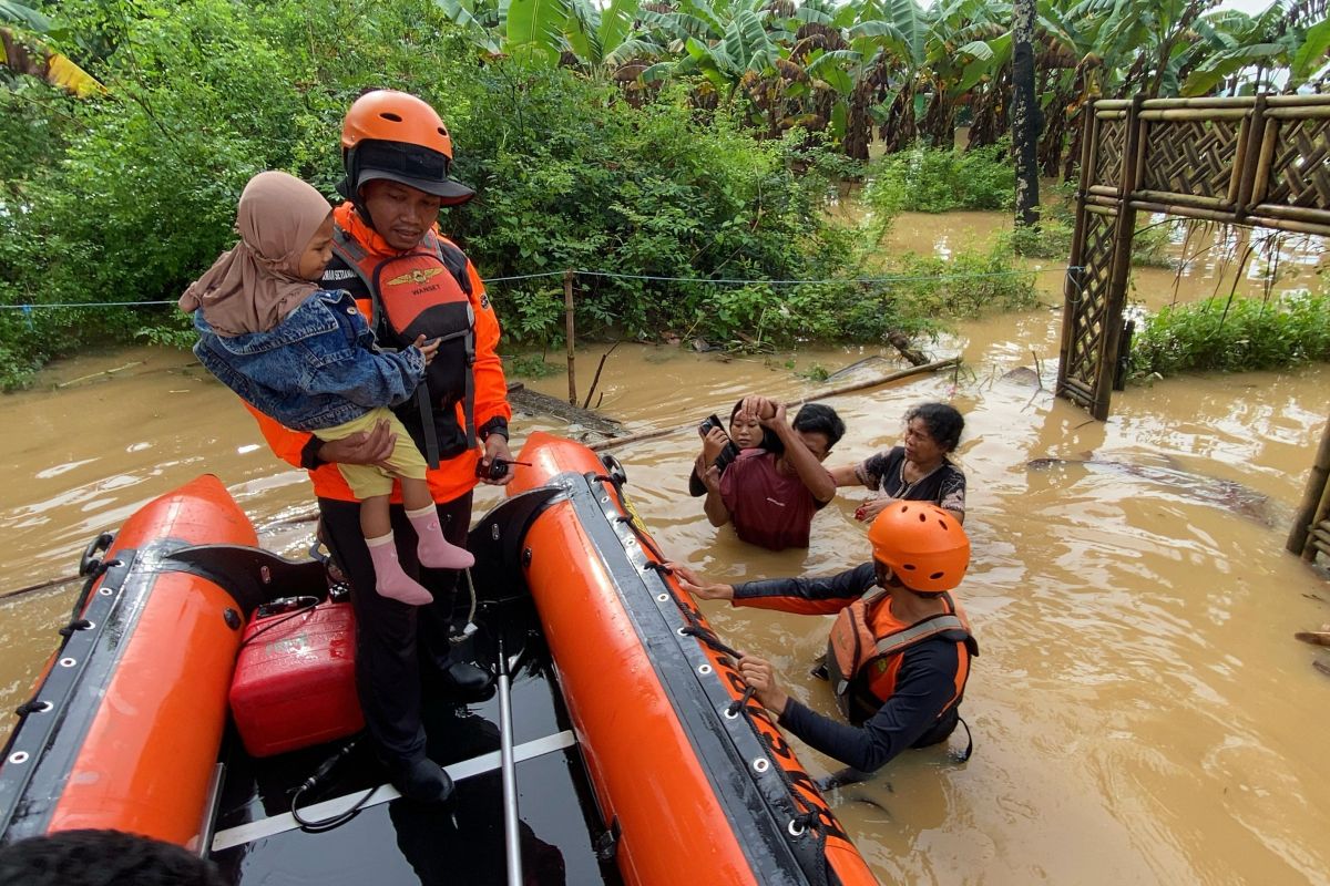 Basarnas Makassar evakuasi 184 warga terdampak banjir ekstrem