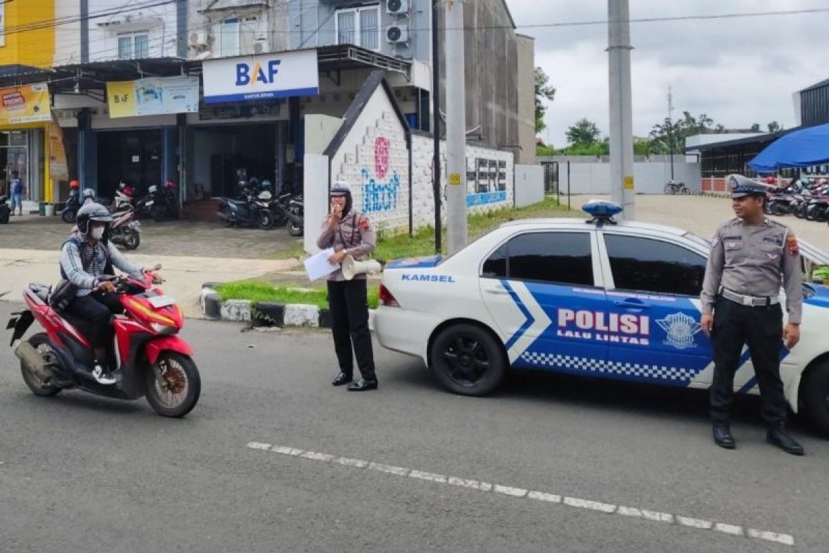 Polisi  wara-wara keliling ajak masyarakat tertib berlalu lintas