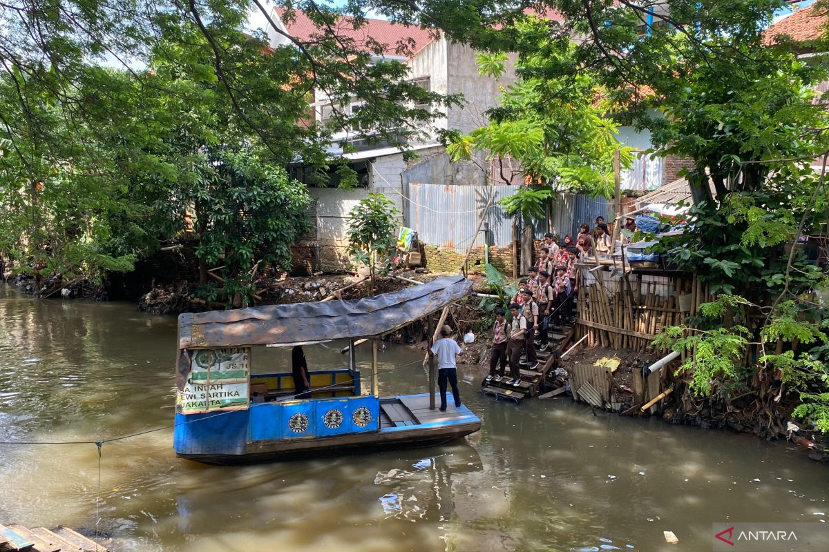 Pekerja perahu eretan di Pesanggrahan dapat penghasilan Rp50 ribu/hari