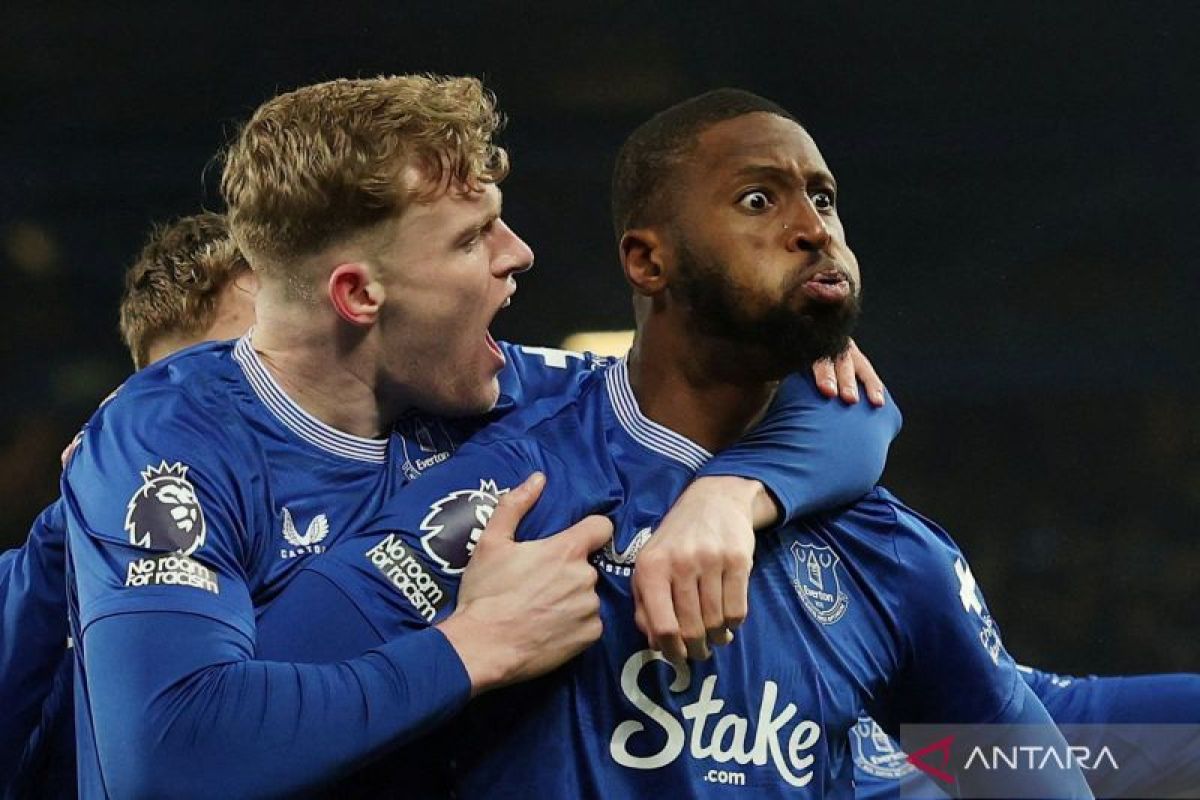 Liga Inggris : Everton tahan Liverpool 2-2, Slot dikartu merah