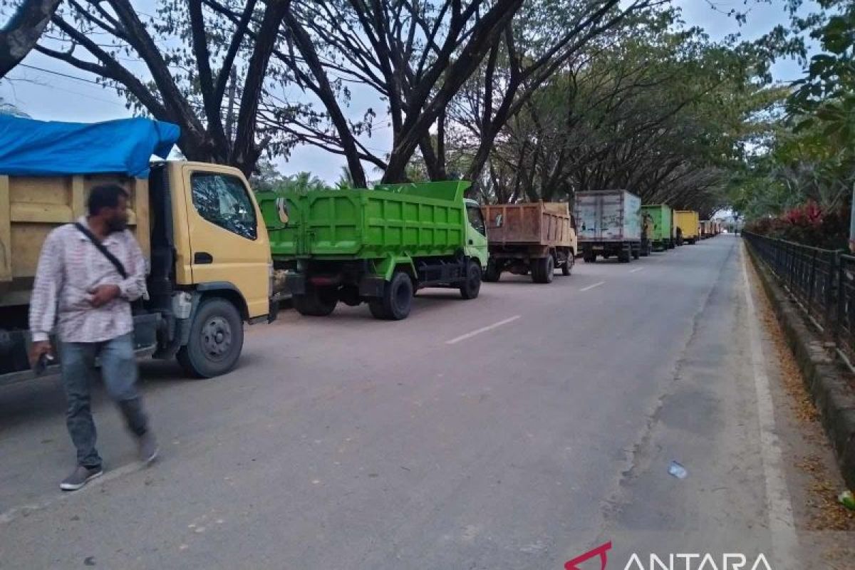 Puluhan truk antre di SPBU Blangpidie untuk dapat solar bersubsidi