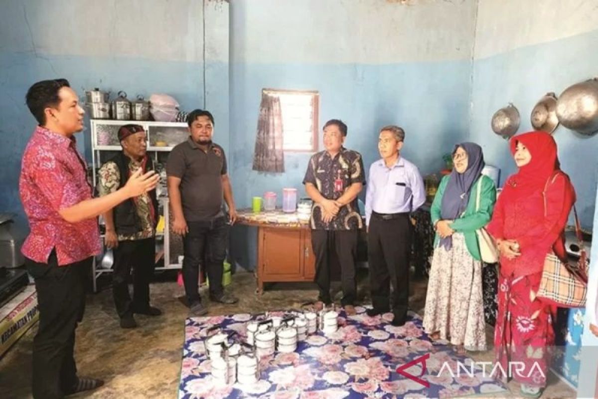 Pemkab Pamekasan bantu makan gratis lansia hidup sebatang kara