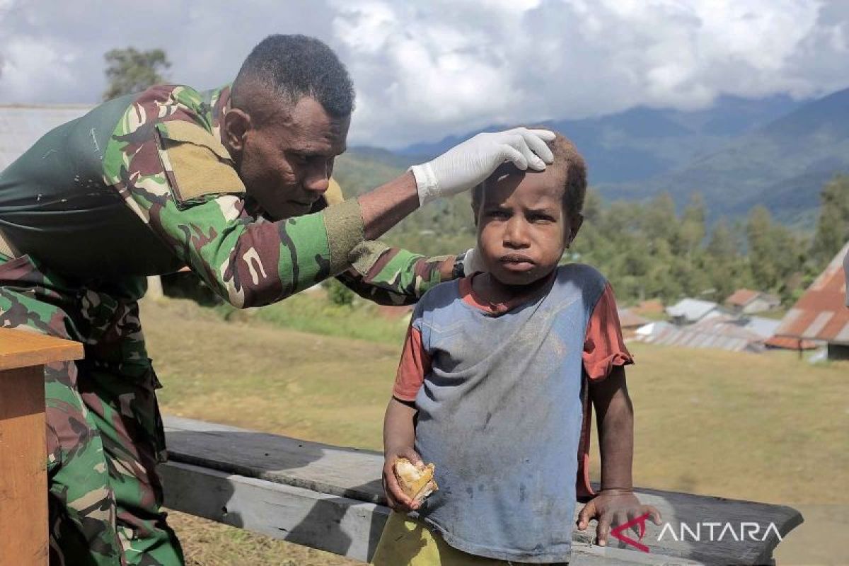 TNI cek kesehatan warga di Papua Tengah