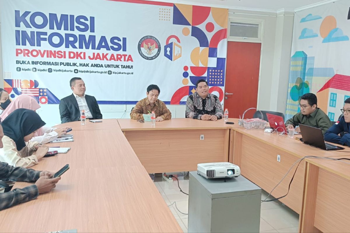 Badan publik informatif harus pasang spanduk 