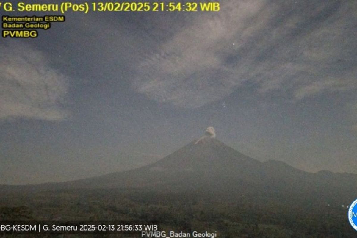 Gunung Semeru erupsi dengan letusan setinggi 500 meter di atas puncak