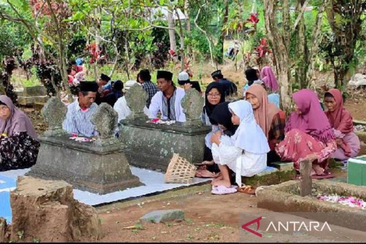 Warga lereng Gunung Sumbing nyadran di makam Nyai Trembes