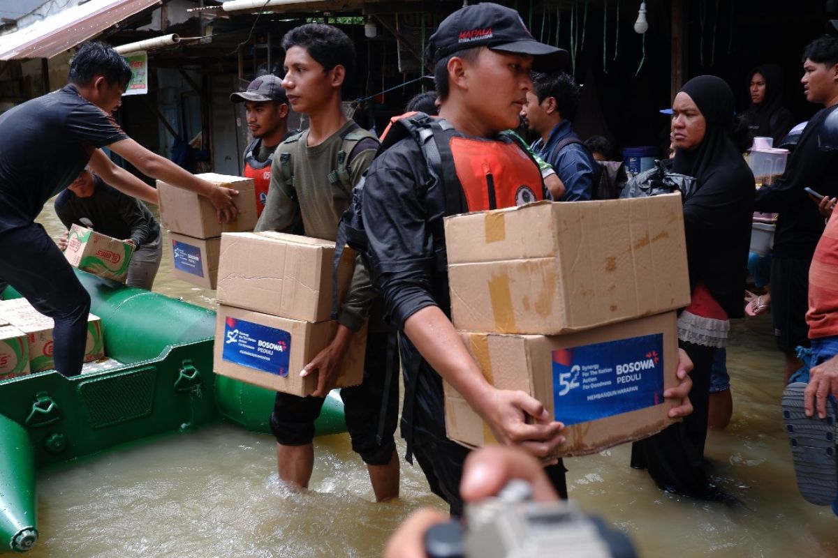 Bantuan terus disalurkan bagi korban banjir di Sulsel