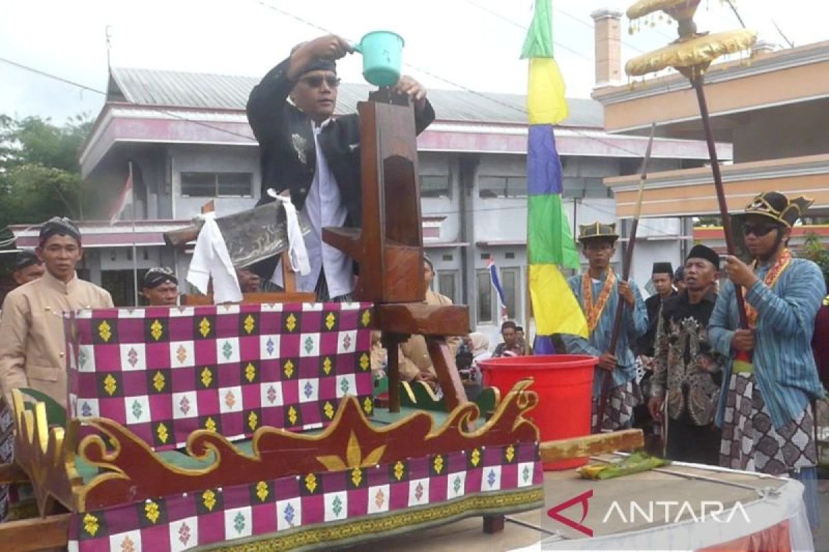 Warga lereng Sumbing  Temanggung gelar tradisi jamasan Srobong Gobang