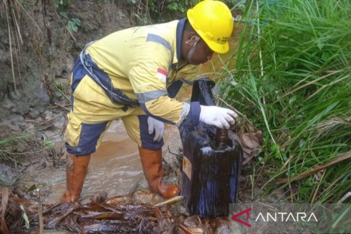 Sumur tua di Blora semburkan minyak bercampur gas