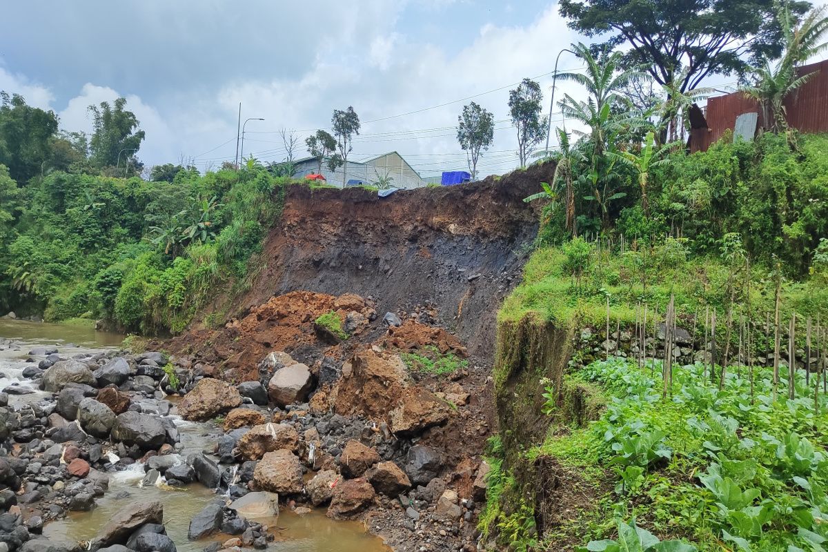 Pemkab Temanggung: Longsor tebing Sungai Galeh ditangani pusat-daerah