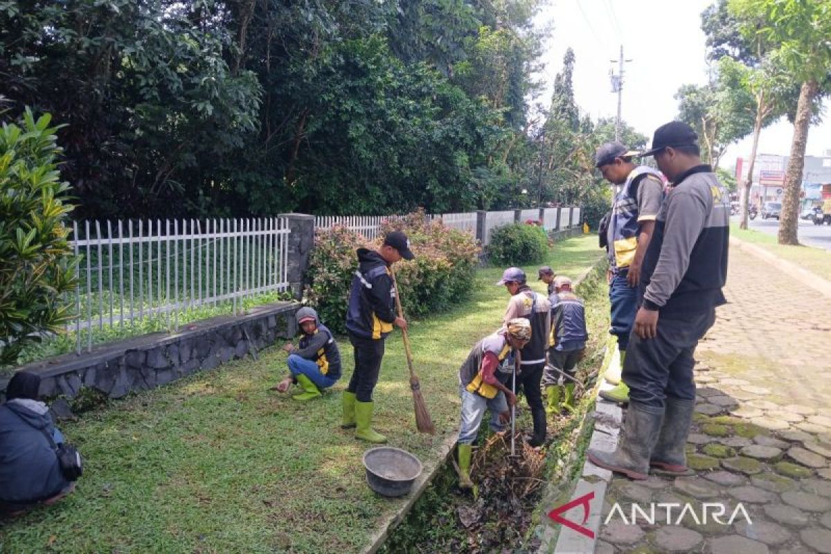 Petugas bersihkan lingkungan Akmil jelang retreat