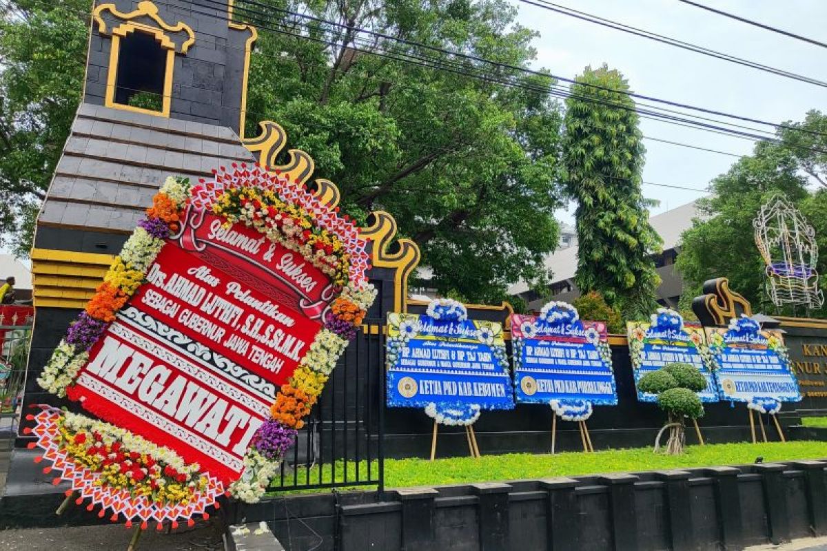 Kantor Gubernur Jateng "dibanjiri" karangan bunga  ucapan selamat